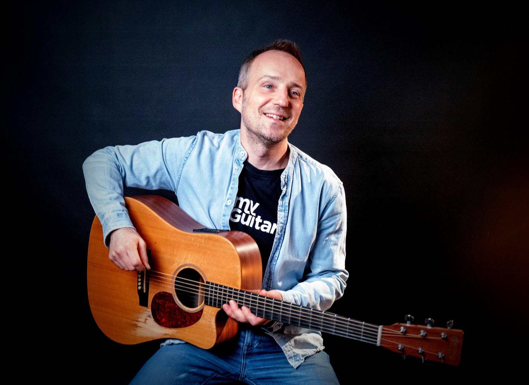 Cyrille, professeur de MyGuitare, guitare en main