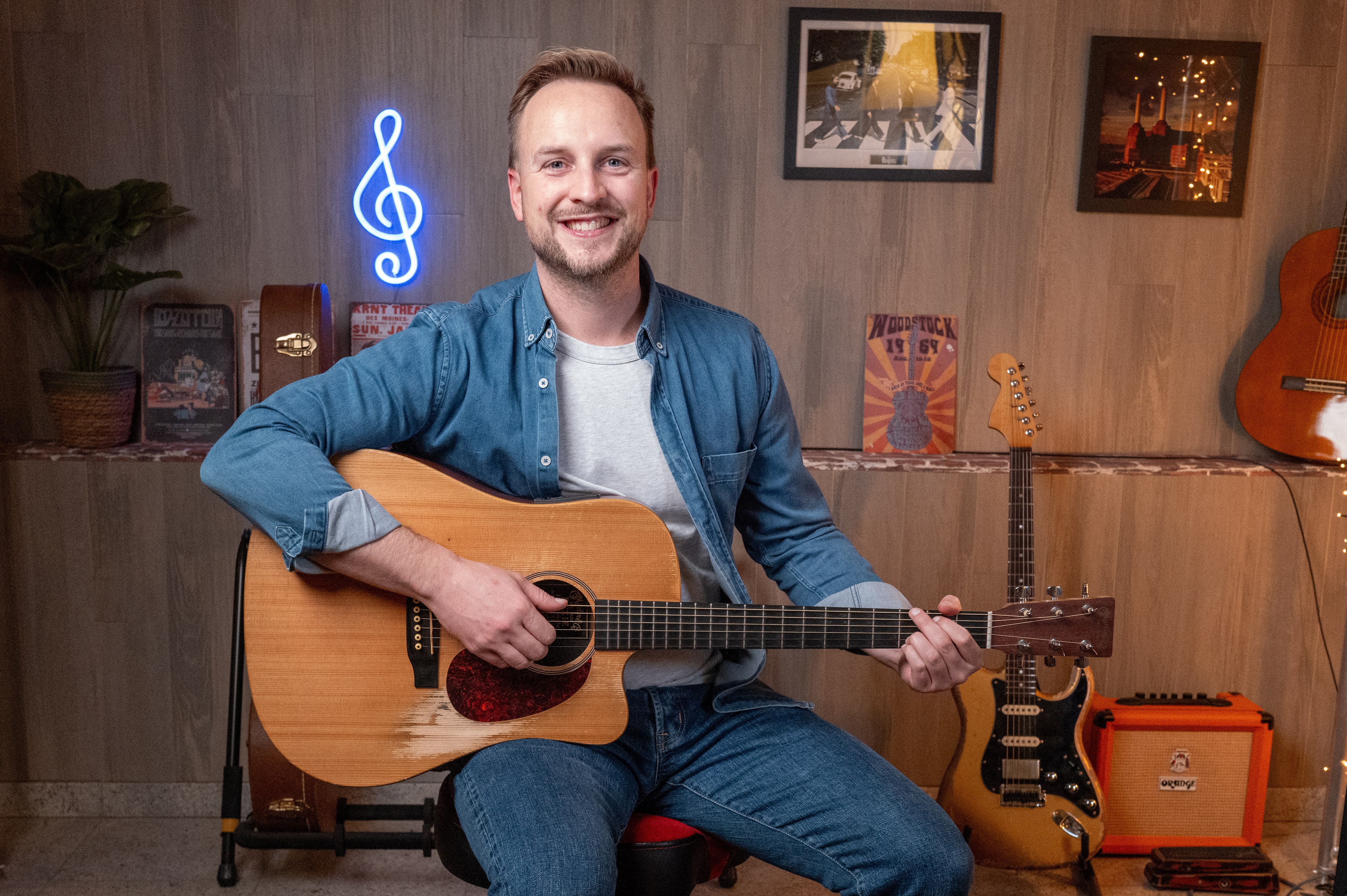 Édouard, fondateur de MyGuitare, guitare en main dans son studio
